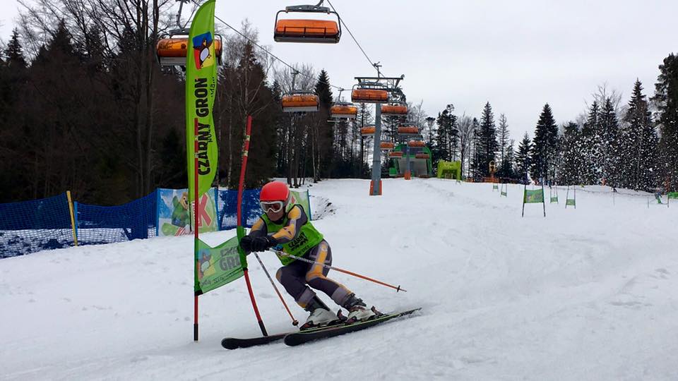 zawodnik turnieju narciarskiego zjeżdżający z góry