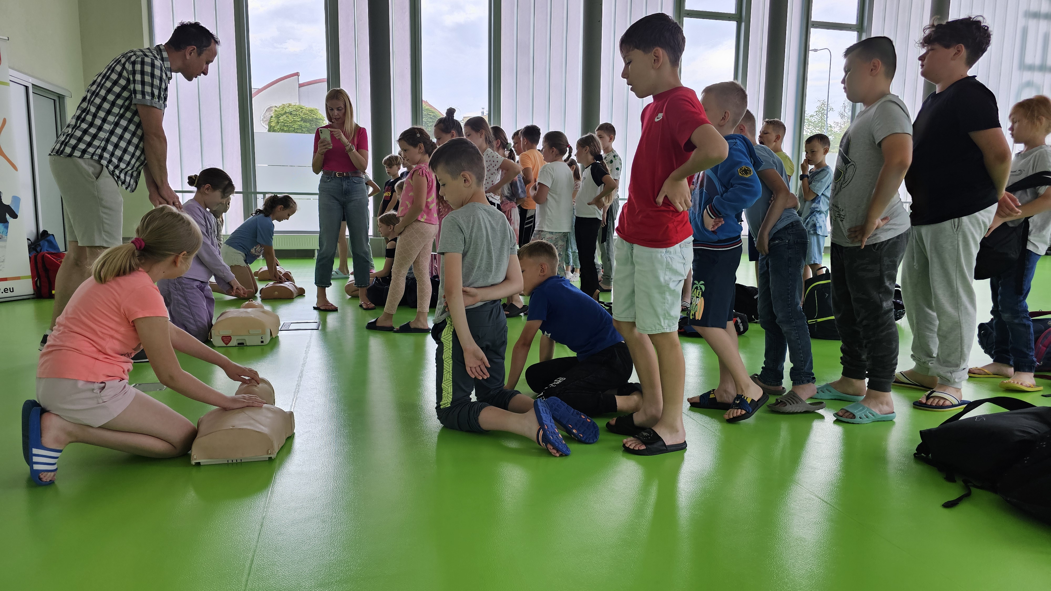 Bezpieczne wakacje z MOSKiT dzieci na sali fitness