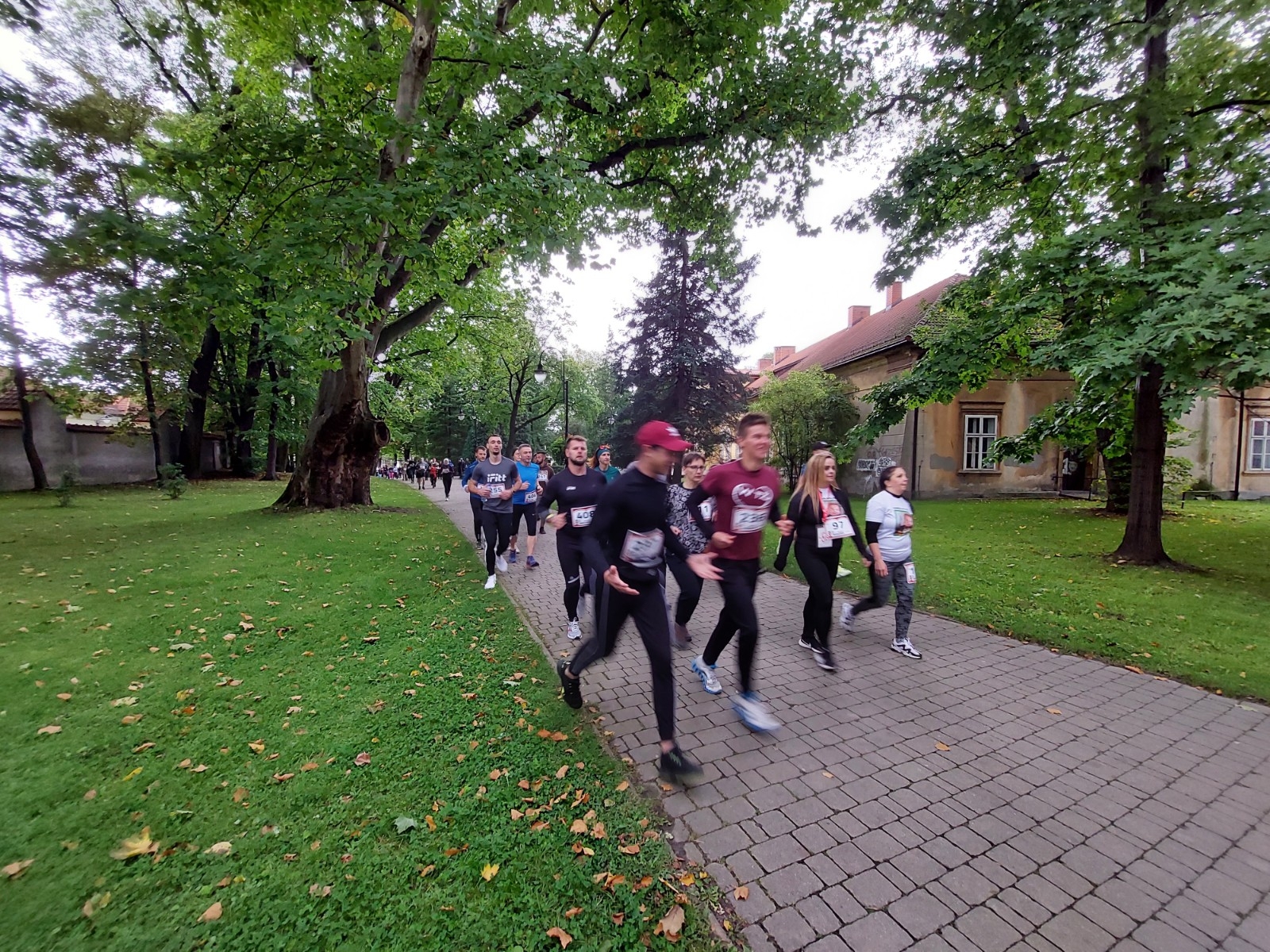 Uczestnicy X Biegu po serce Zbója. Andrychów