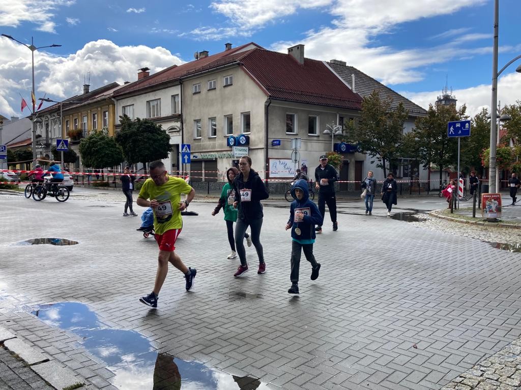 Uczestnicy X Biegu po serce Zbója. Andrychów