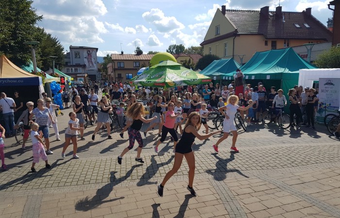 Bieg Zbója rozgrzewka uczestników na Placu Mickiewicza