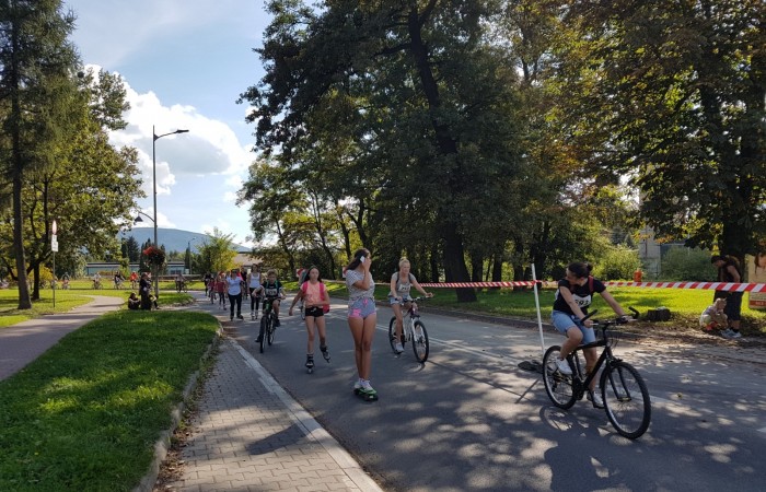 Bieg Zbója uczestnicy na trasie rowerowej