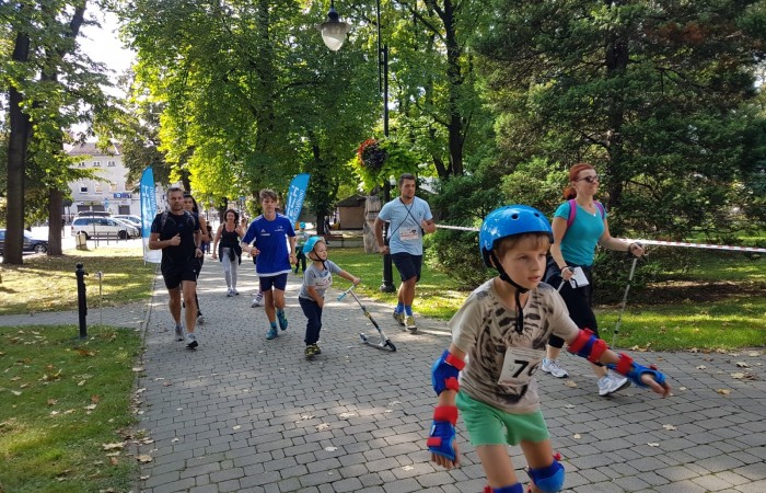 Bieg Zbója uczestnicy na trasie pieszej w parku