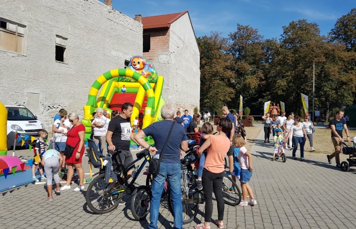 Bieg Zbója uczestnicy z dmuchanymi torami przeszkód w tle